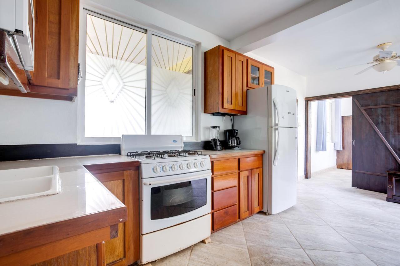 Driftwood Gardens Guesthouse Placencia Екстер'єр фото