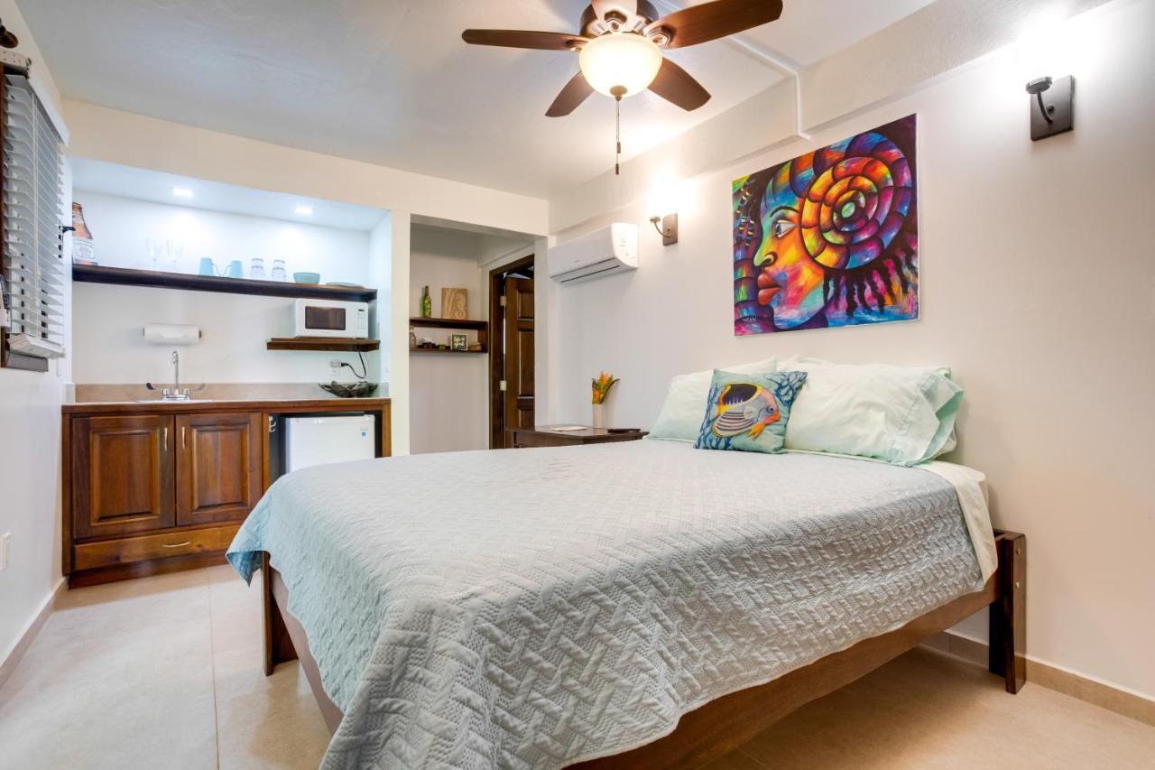Driftwood Gardens Guesthouse Placencia Екстер'єр фото
