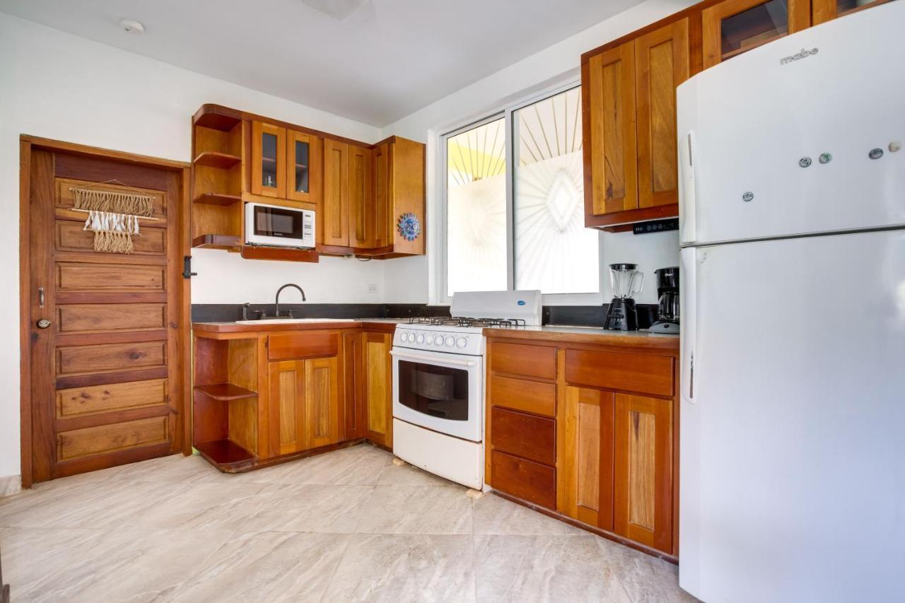 Driftwood Gardens Guesthouse Placencia Екстер'єр фото